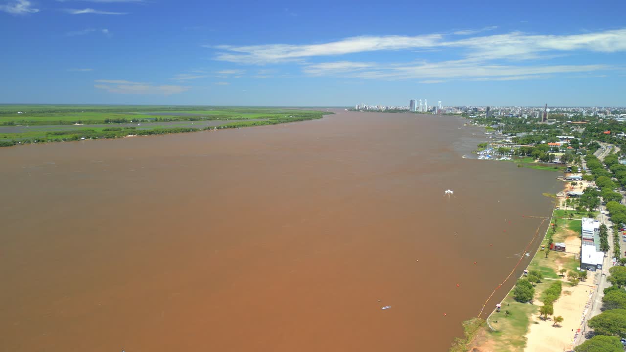 Fiume Paraná, Rosario, Argentina, provincia di Santa Fe: immagini aeree della città con drone. Vedute del fiume Paraná