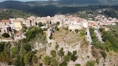 Vista-Aérea-Sobre-El-Pueblo-De-Camerota-En-La-Cima-De-Un-Acantilado-En-Las-Montañas-De-Los-Apeninos,-Italia