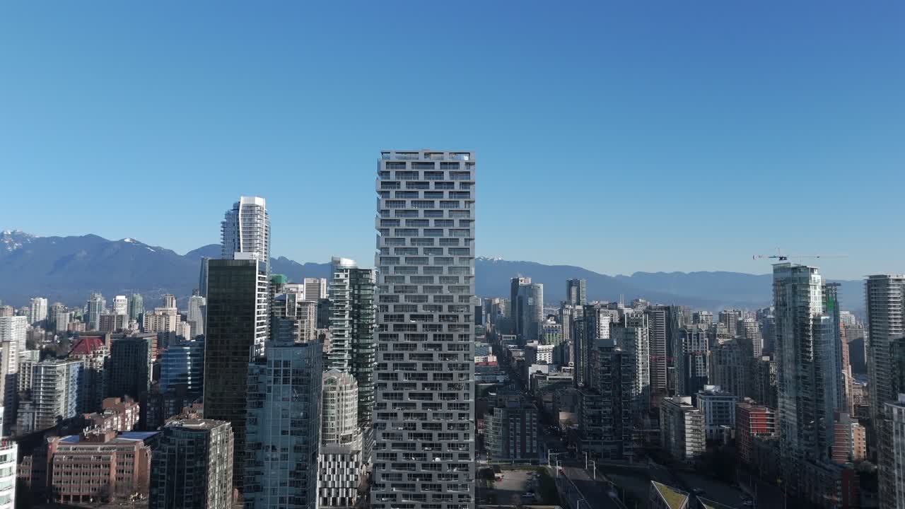 Esterno di un moderno grattacielo nel centro di Vancouver, BC, Canada. - Ripresa aerea