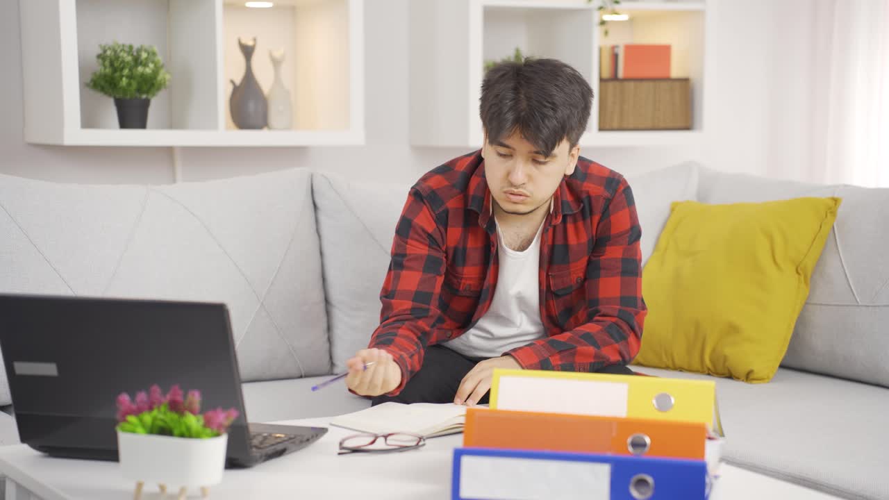 게으른 사람은 일하는 대신 잠을 자고 싶어.