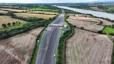 estación de peaje de la autopista en el bypass de la ciudad de waterford cerca del río suir en un día de verano en irlanda