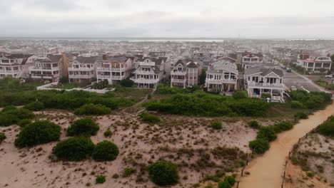 Sonnenuntergang-Am-Strand-über-Dem-Meer-Mit-Blick-Auf-Ocean-City,-New-Jersey-Ferienhäuser