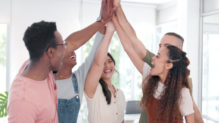 Profissionais de negócios, trabalho em equipe e high five no escritório