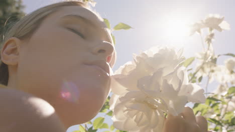 Cerrar-Hermosa-Mujer-Oliendo-Rosas-Floreciendo-En-Un-Jardín-De-Rosas-Disfrutando-De-Un-Aroma-Natural