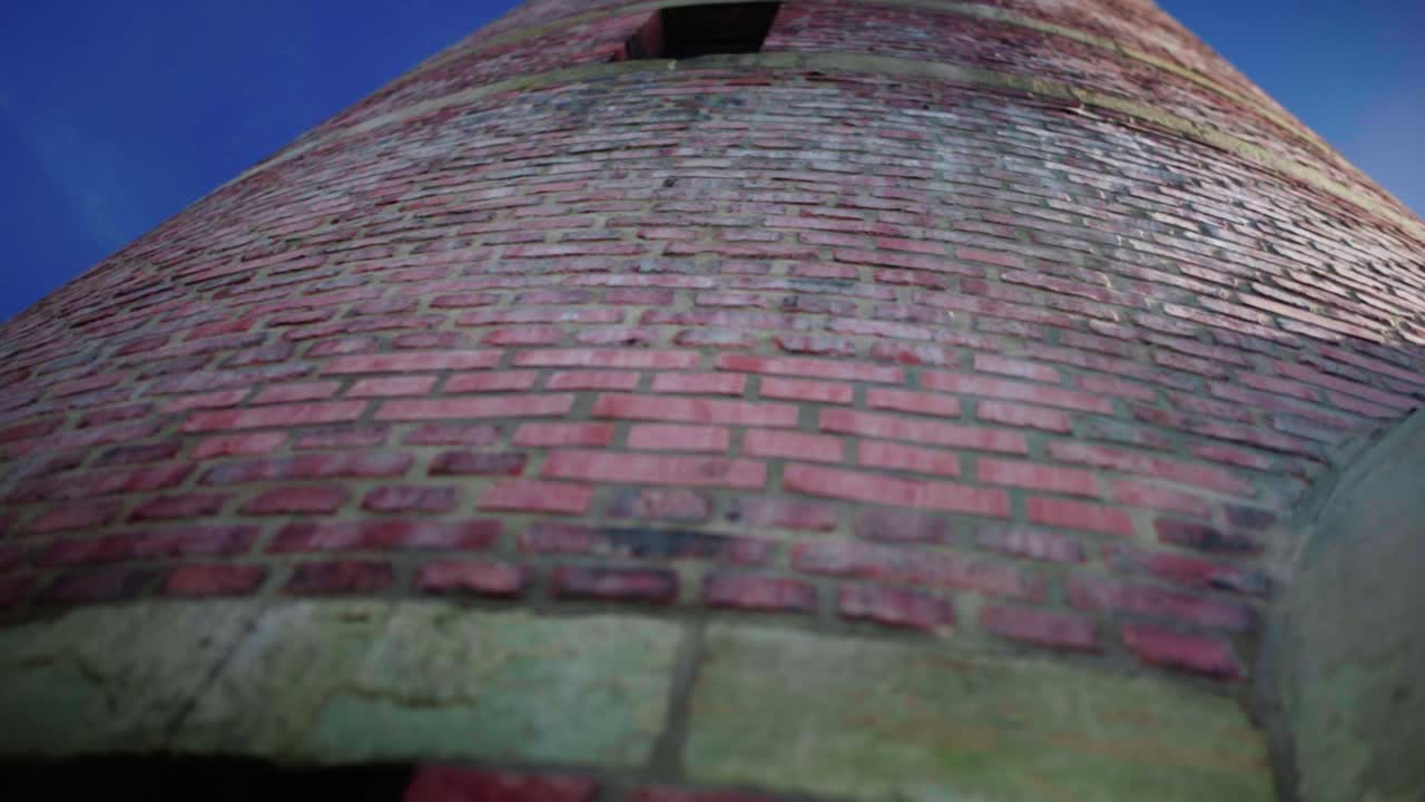 una vista de ángulo bajo de una antigua torre de agua alemana.