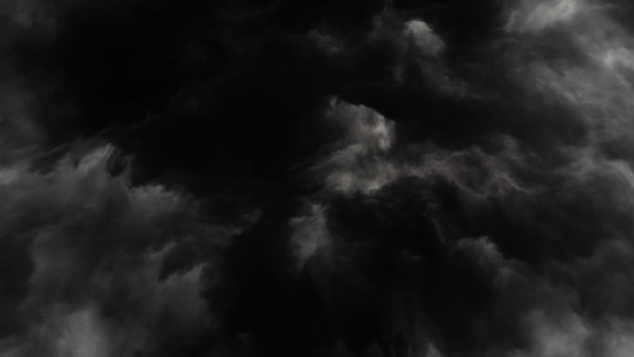 거대한 뇌우 구름이 하늘을 빠르게 날다