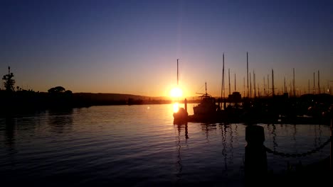 Sonnenaufgangsbucht-Mit-Schiffen-Und-Glitzernden-Gewässern