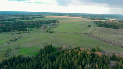 luftaufnahme einer ländlichen landschaft mit feldern, wäldern und einem dorf