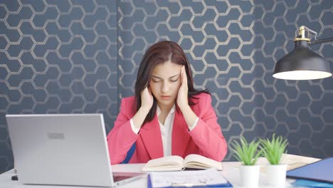 joven mujer de negocios con migraña.
