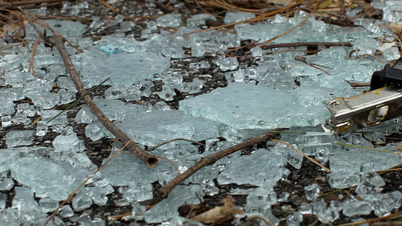 자동차 또는 주차장의 자동차에서 깨진 안전 유리 위로 미끄러짐