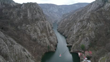 vista de una hermosa atracción turística, barco en el lago en el cañón de matka en los alrededores de skopje macedonia