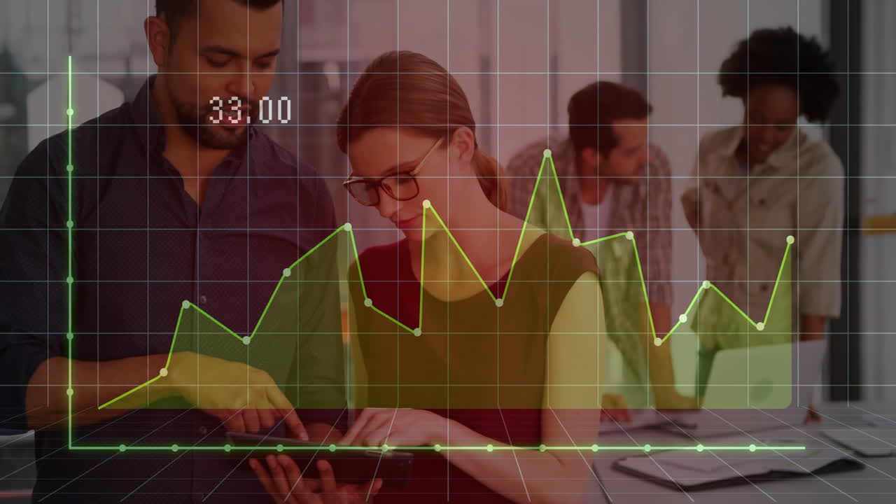 анимация графиков финансовых данных над деловыми людьми, сотрудничающими в офисе