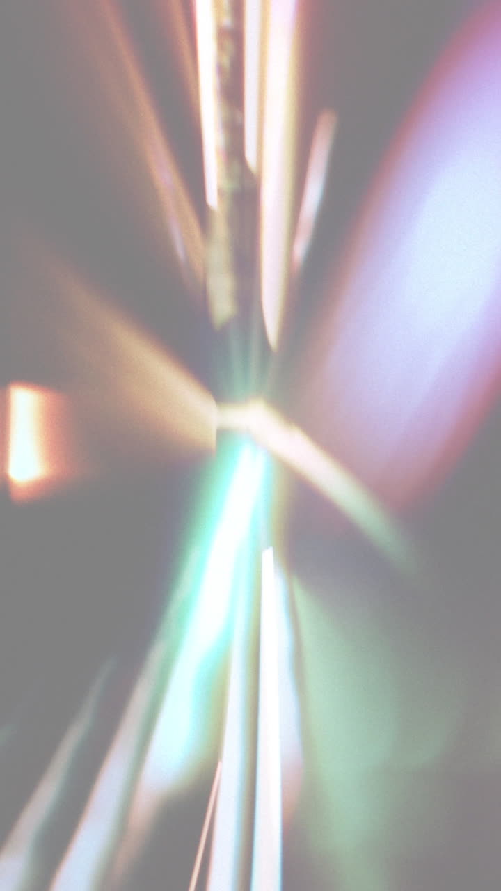 Strisce di luce astratte colorate e motivi dinamici.