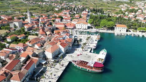 Jelsa-Kroatien-Stadt-Auf-Hvar-Hochwinkeldrohne-Luftaufnahme