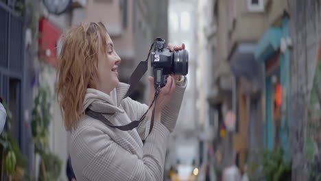 mujer tomando una foto en una calle de la ciudad