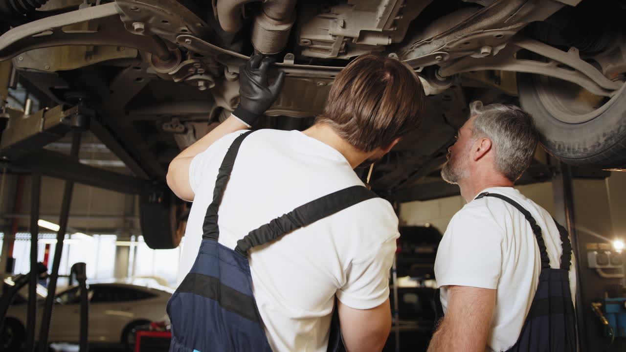 reparación de automóviles en el garaje