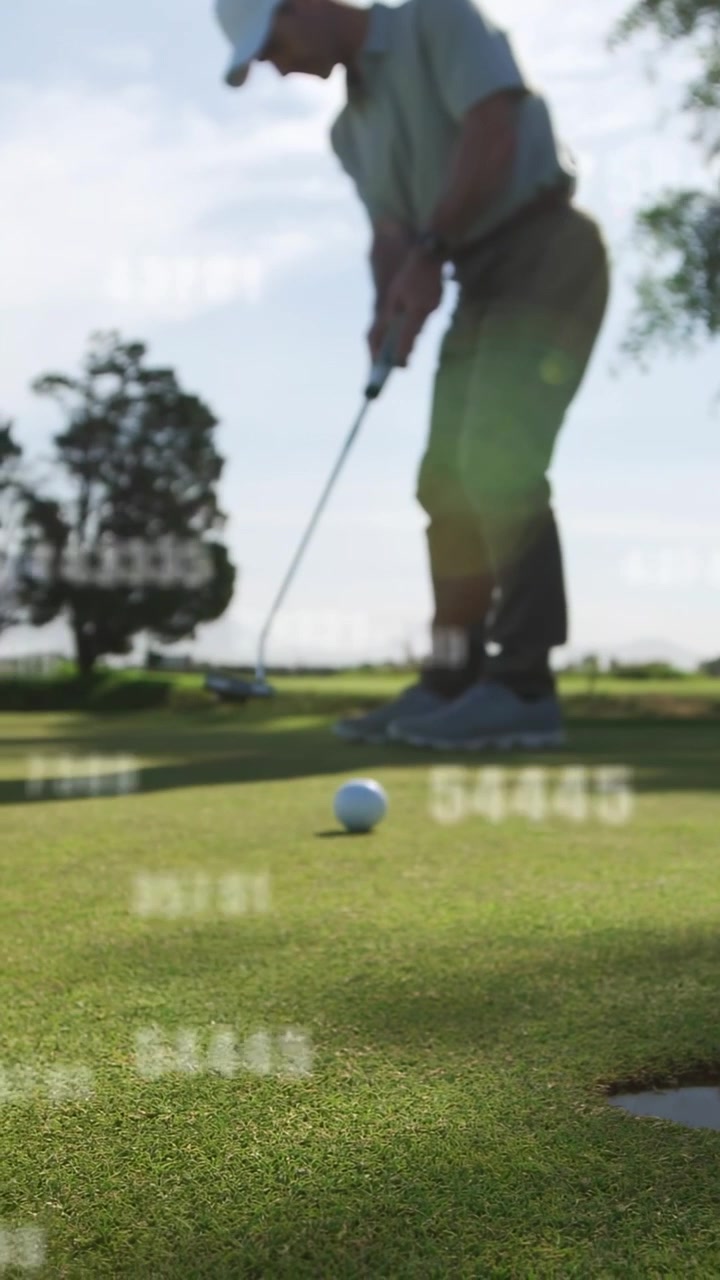 Video verticale: Golfista che esegue un putt sul green, con un HUD da golf che allinea il putt, tracciando la palla verso la buca per imbucarla