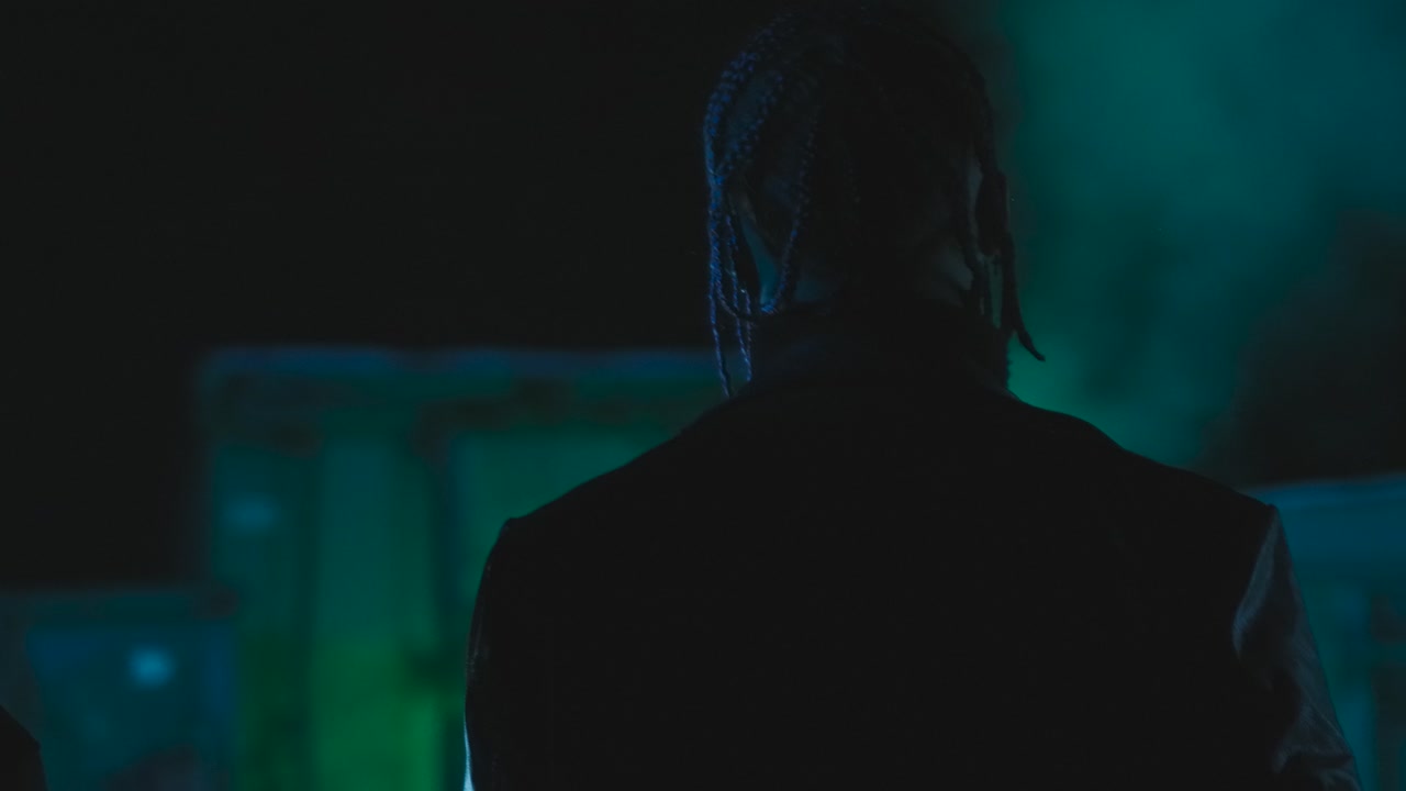 dos hombres caminan por la calle de noche