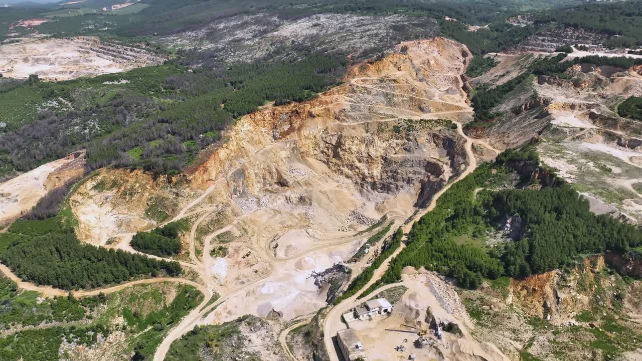 gran cantera de piedra excavada en la cara de la montaña causando problemas ecológicos