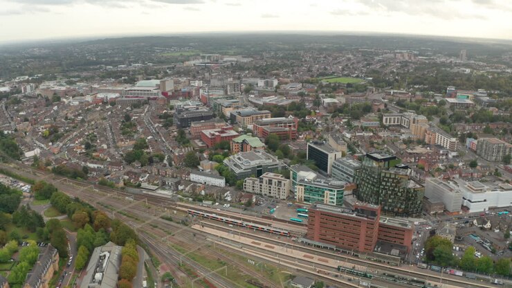 Ripresa aerea con carrellata all'indietro che mostra lo svincolo di Watford dalla città di Watford