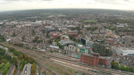 tomada aérea de la espalda de la carretilla que revela la unión de watford desde la ciudad de watford