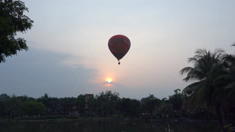 Un-Globo-Aerostático-Tomando-Vuelo-Temprano-En-La-Mañana-Con-El-Amanecer-En-El-Fondo