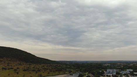 drones hiper lapso de nubes de tormenta rodando en sobre un lago