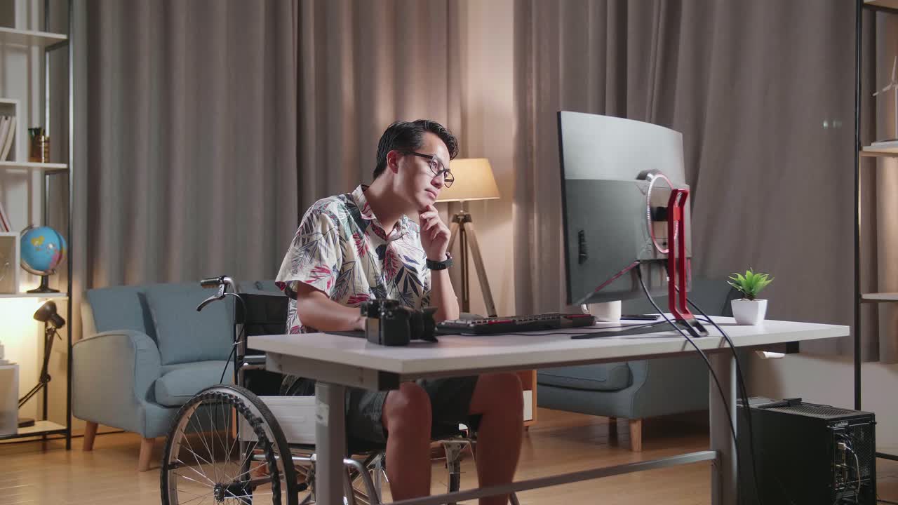 체어 에 앉아 컴퓨터 에서 일 하는 사람