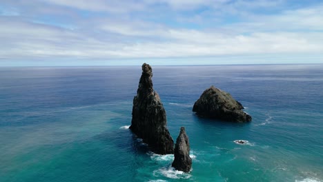 formación rocosa única en el lado de la playa en madeira