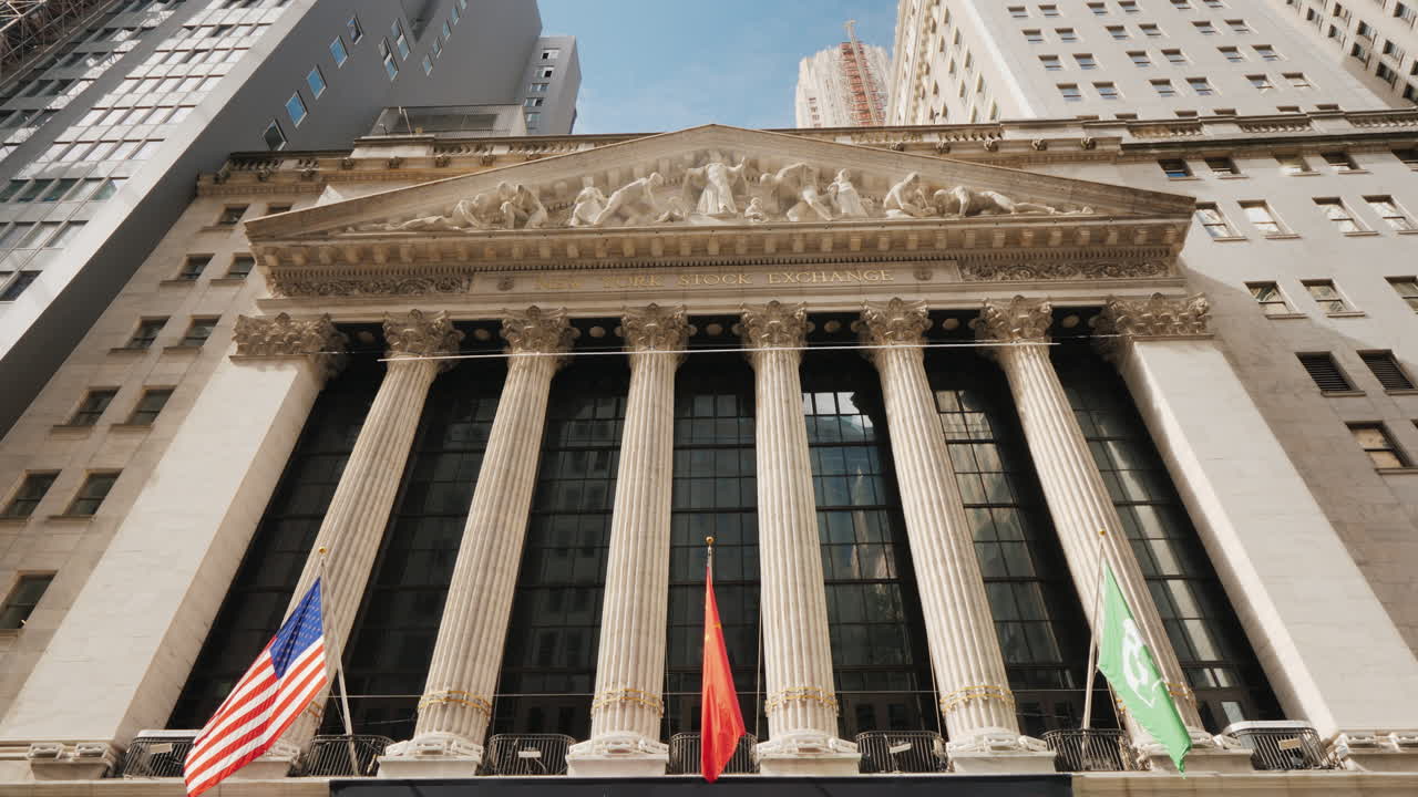 건물의 뉴욕 월스트리트에 위치한 증권 거래소 건물에 포스터가 걸려 있습니다.