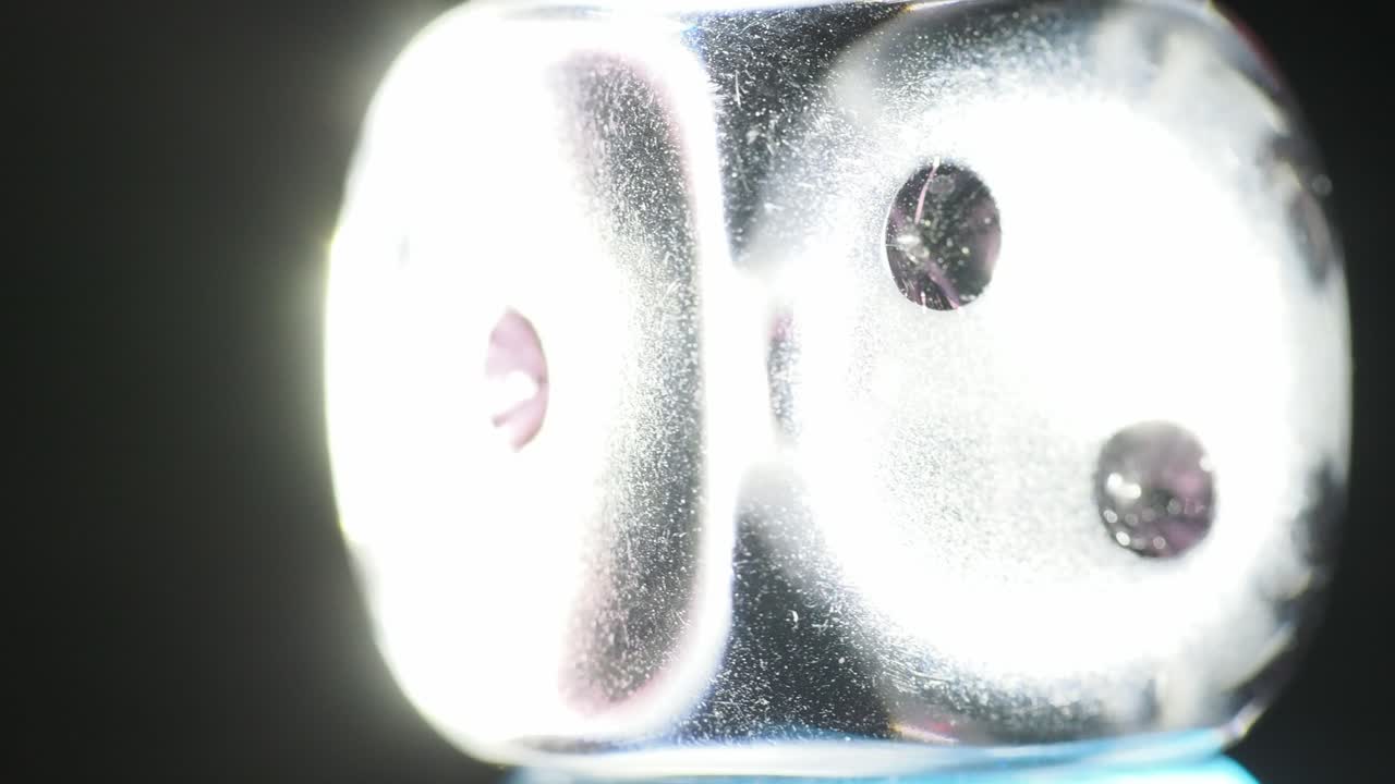 검은 화면 배경 조명 에 투명 한 주사위 의 매크로