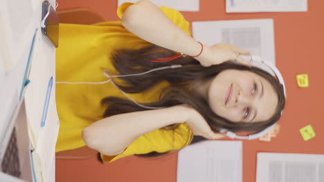 video vertical de una niña escuchando música.