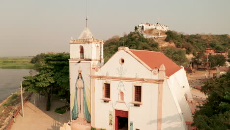 Reisende-Front,-Muxima-Kirche,-Ort-Der-Religiösen-Anbetung,-Angola,-Afrika,-Der-Kwanza-Fluss-Im-Hintergrund