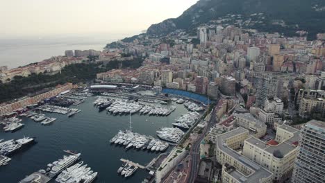 Yachten-Und-Boote-Im-Hafen-Von-Monaco---Drohnenlandschaft-Aus-Der-Luft