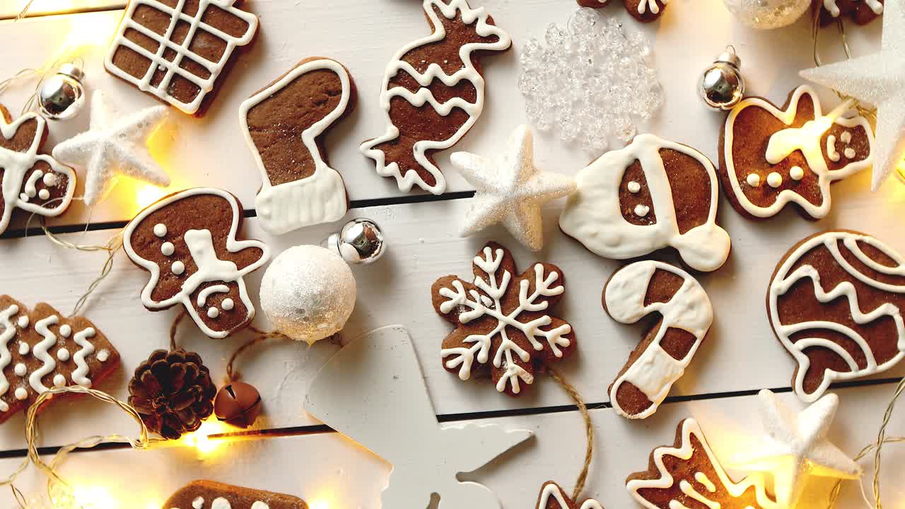 composición de dulces navideños galletas de jengibre con adornos navideños