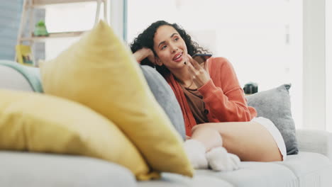 mujer, altavoz y llamada telefónica en casa