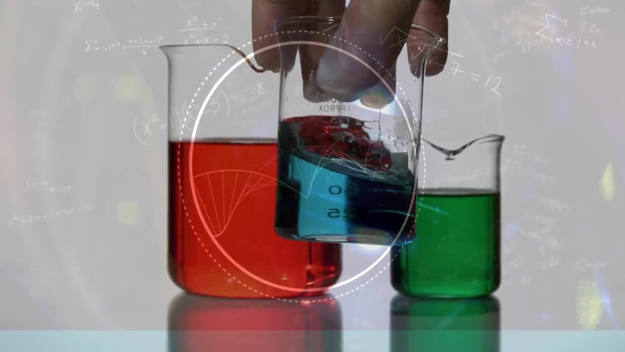 animación de la cadena de adn y ecuaciones matemáticas sobre vasos con líquido