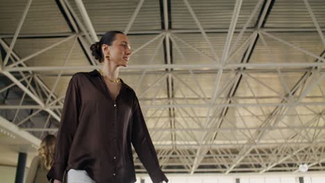 mujer caminando por el aeropuerto