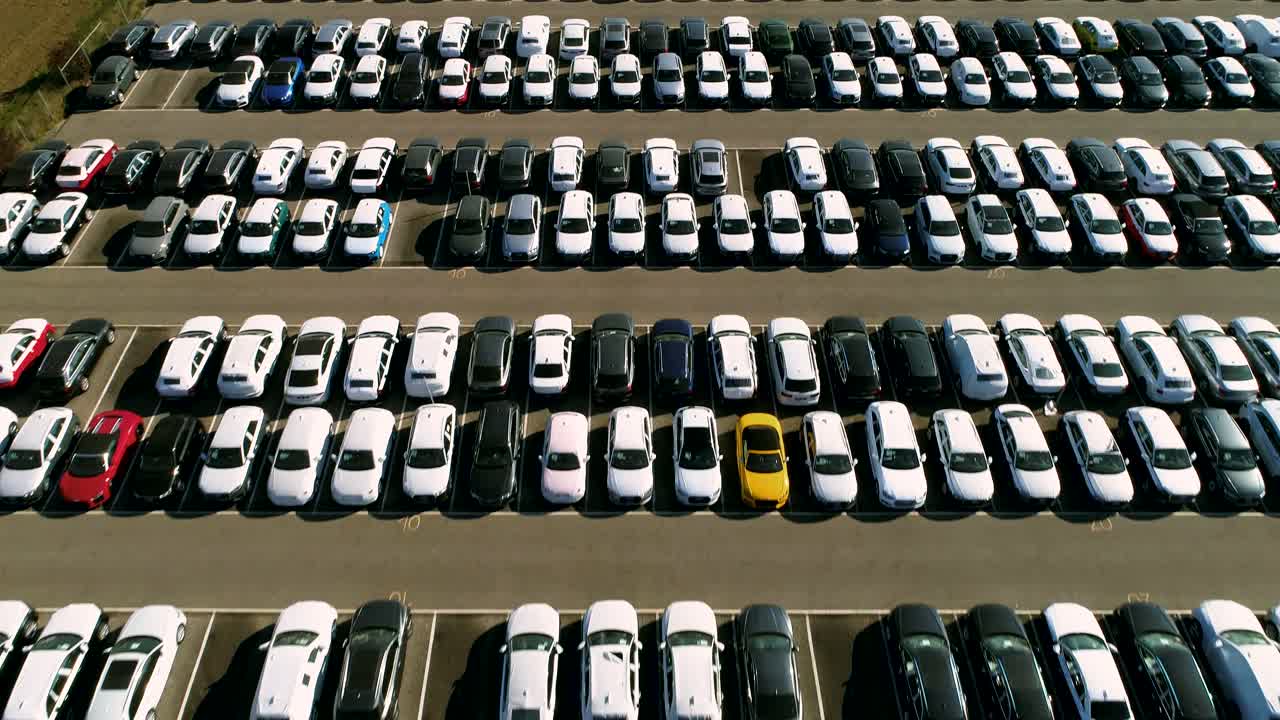 거대한 물류 센터에 선적될 준비가 된 완성차의 항공 영상