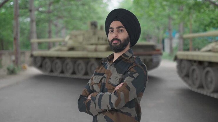 retrato de un sikh confiado, un hombre del ejército indio de pie con las manos cruzadas.