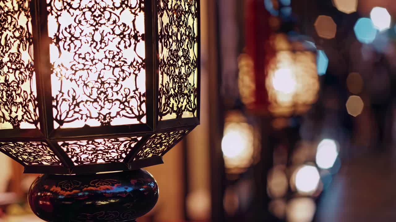 Lanterne ornate con motivi intricati emettono una luce calda. Le lanterne creano un'atmosfera accogliente. Bokeh morbido