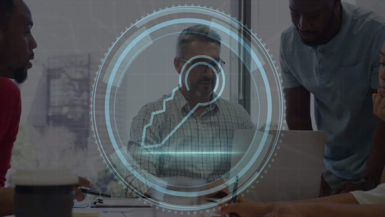 animación del texto de seguridad cibernética y el icono de la clave, un gerente diverso discutiendo con un compañero de trabajo a través de una computadora portátil