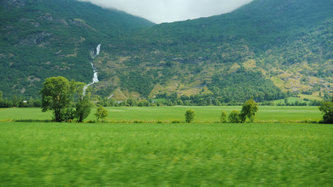 vista del hermoso paisaje rural en escandinavia filmado desde la ventana de un auto 4k video