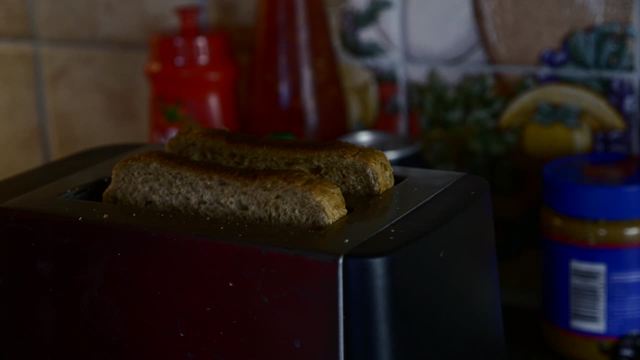 Getoastetes Brot springt mehrmals aus dem Toaster.