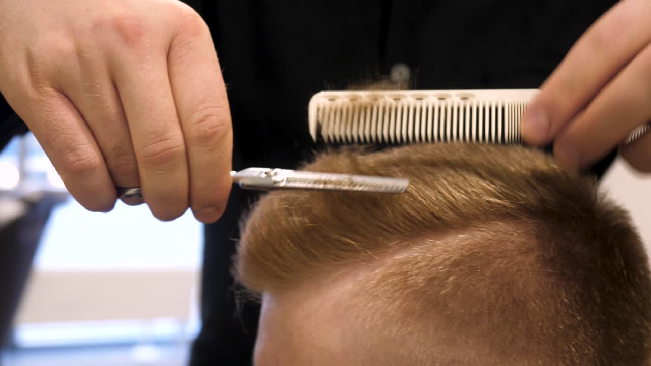 barbero haciendo un corte de pelo