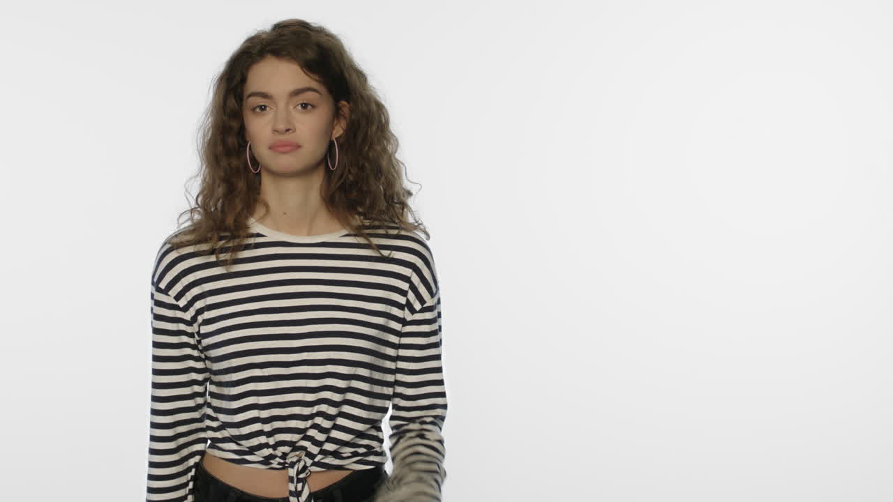 mujer satisfecha recomienda producto