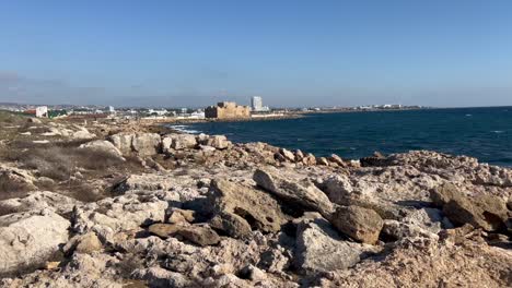 antiguo castillo en la playa de paphos, chipre
