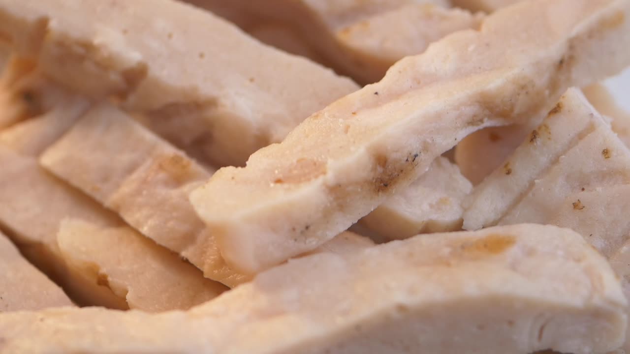 조리 된 고기 조각