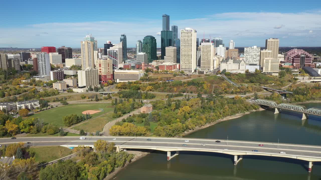 Vista aerea diurna con drone del centro di Edmonton e del fiume Saskatchewan settentrionale durante l'autunno, ripresa dalla zona di Rossdale