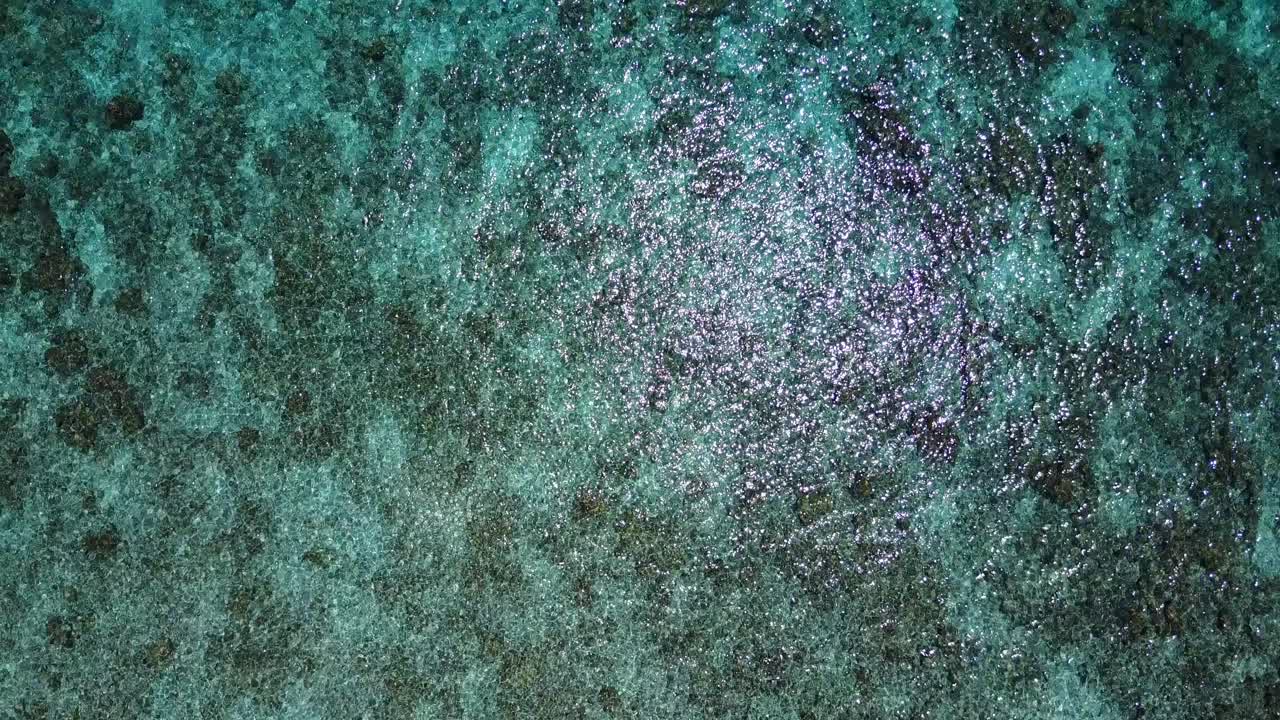 снимок сверху крупным планом прозрачной карибской воды